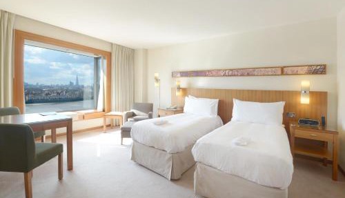 Canary Riverside Plaza Hotel