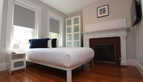 Large Studio w/Queen AND Sofa Bed.#38