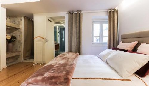 Charming and Stylish Downtown Apt in XIX century building