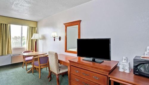 Days Inn & Suites by Wyndham Fullerton