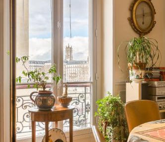 Veeve - Overlooking the Seine on Ile de la Cité